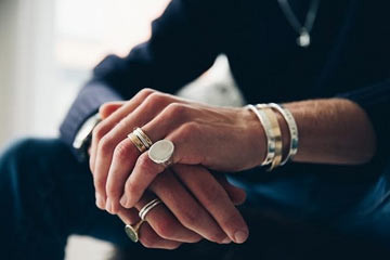 Как оригинально подарить кольцо мужчине: делимся советами