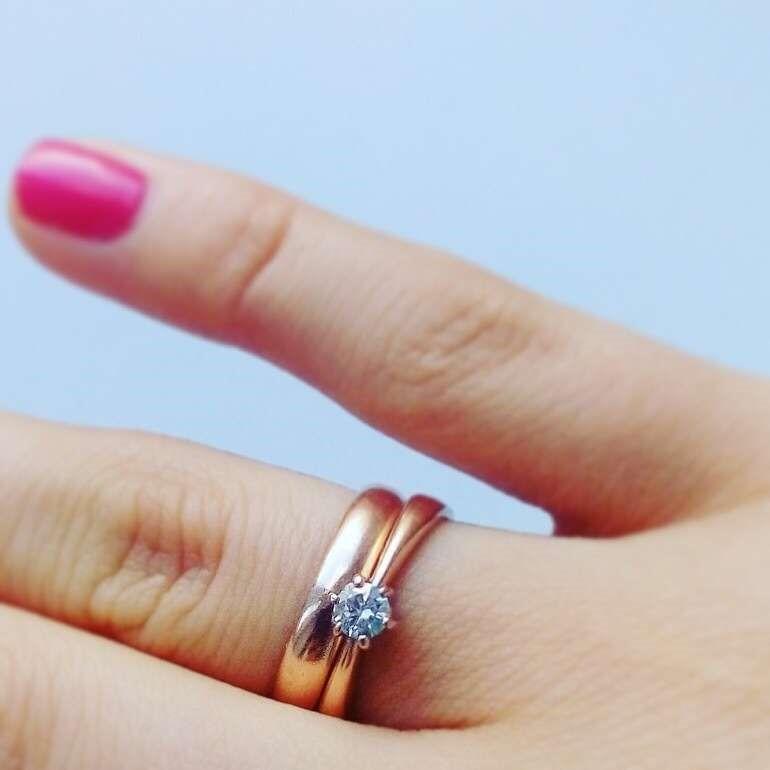 Как носить обручальное и помолвочное кольцо на одном пальце?